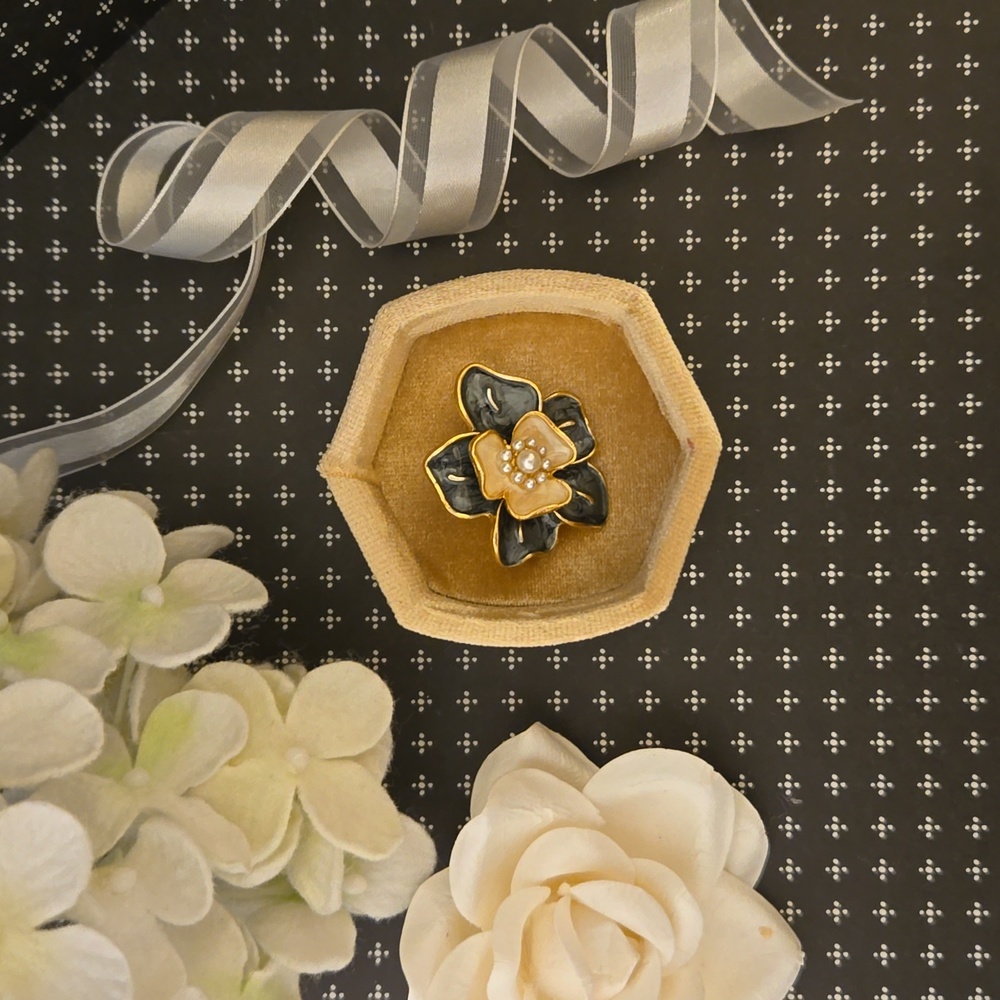 NWOT gold tone Slate Blue Enamel Flower Brooch with Pearl Embellishments